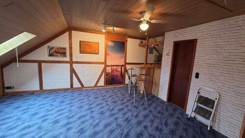 Dachgeschoss mit Spüle und Tresen - 