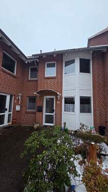 Eingangsseite - Keine Käuferprovision - Großes Reihenmittelhaus mit Carport in Gifhorn ' Vor dem Eyßel'