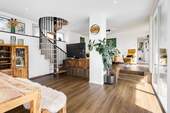 Ess-Wohnbereich mit Treppenaufgang - 