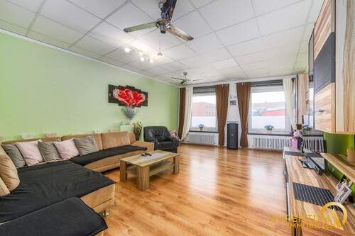 Wohnzimmer - TOP LAGE: Neutraubling mit 113 m² im 1. Stockwerk mit Außenstellplatz zu verkaufen