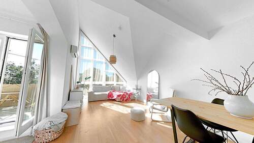 Wohnbereich - Sonnenverwöhnte 3 - Zimmer Galeriewohnung mit Balkon und Tiefgarage in Wiesbaden - Sonnenberg