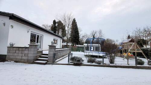 Haus und Hofansicht.jpg - Saniertes Bungalow mit Nebengebäude - Wohnen in idyllischer Nähe zur Lahn!