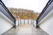 Der nach Südwesten ausgerichtete Balkon bietet einen schönen Ausblick. - 
