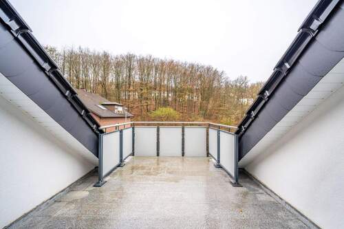 Der nach Südwesten ausgerichtete Balkon bietet einen schönen Ausblick. - 