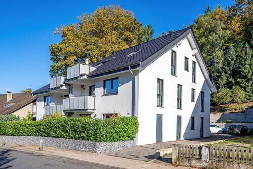 Der PKW-Stellplatz befindet sich hinter dem Gebäude. - 