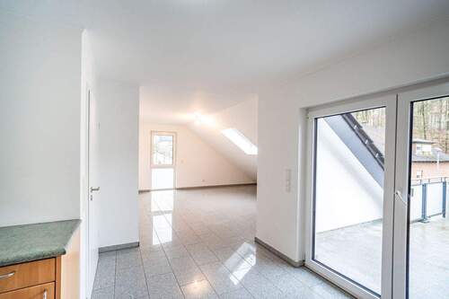 Von hier hat man Zutritt zum großzügigen Balkon. - 