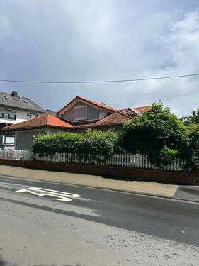 B2.jpeg - Toller Bungalow mit überdachter Terrasse, Doppelgarage und schönem Garten in Haiger-Allendorf gelegen