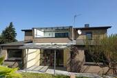 Rückseite mit Terasse - Landwirtschaftlicher Hof mit Perspektive, großes Wohnhaus sowie mehrere Nebengebäude in Ortslage