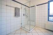 Eine Glasdusche sowie ein Bidet sind ebenfalls vor - 