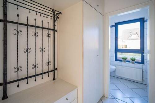 Der Garderobenbereich umfasst mehrere praktische E - 