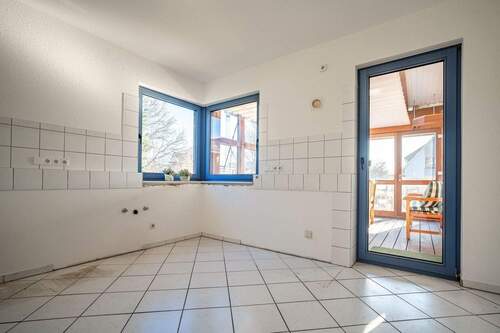 Die Küche bietet gute Stellmöglichkeiten und Zugan - Einfamilienhaus mit 216,80 m&sup2; in Steinhagen zum Kaufen