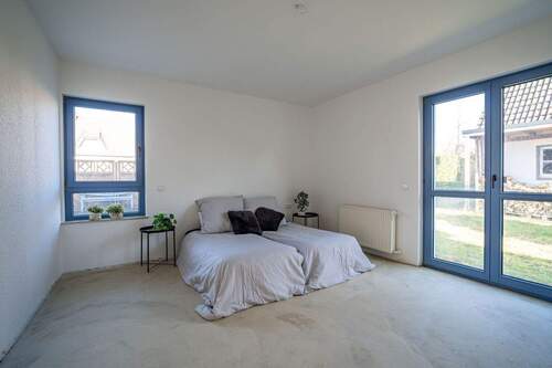 Das Schlafzimmer im Erdgeschoss wird von zwei Seit - 