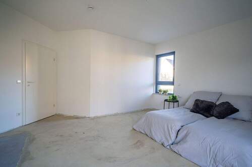 Der Raum hat eine komfortable Größe und bietet gut - 