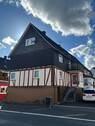 Hausansicht - Einfamilienhaus im DHH-Stil mit Balkon, Terrasse, Garten und KFZ-Stellplatz in Dillenburg-Frohnhausen