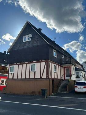 Hausansicht - Einfamilienhaus im DHH-Stil mit Balkon, Terrasse, Garten und KFZ-Stellplatz in Dillenburg-Frohnhausen