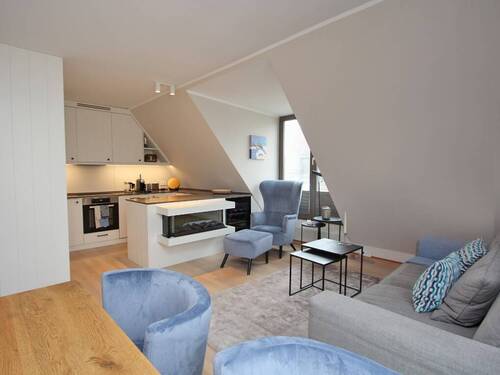 Wohn-/Essraum mit Kamin und offener Küche - 2 Zimmer Etagenwohnung in Wenningstedt-Braderup
