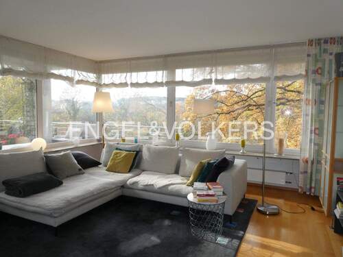 Helles Wohnzimmer mit Zugang zum Balkon - 1 Zimmer Mehrfamilienhaus, Wohnhaus in Tübingen