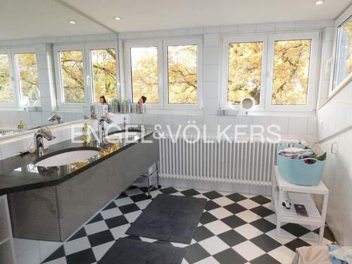 Großzügiges Badezimmer im DG - 