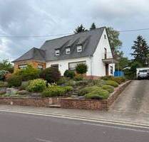 Ein-Zweifamilienhaus mit großem Grundstück in Kirf