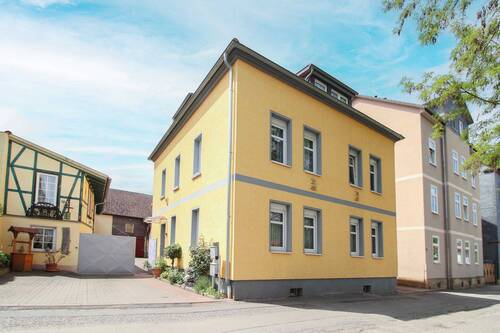 Vorderansicht (1) - Ein Haus + 2 Wohnungen + 1 Gästewohnung im DG + Werkstatt + Lager + viel Platz + tolles Grundstück