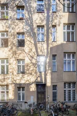 Innenhof - Mit Gartenanteil: charmante 3-Zimmer Wohnung im beliebten Reuterkiez zum perspektivischen Eigennutz!