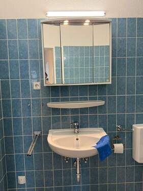 Badezimmer mit Waschtisch - 