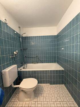 Badezimmer mit Badewanne - 