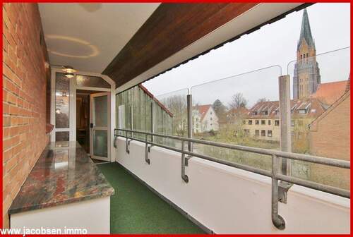 Laubengang als Zugang zur Wohnung - 3 Zimmer Etagenwohnung zur Miete in Schleswig