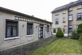Ansicht mit Nebengebäude - 8 Zimmer Doppelhaushälfte in Pulsnitz