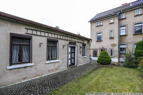 Ansicht mit Nebengebäude - 8 Zimmer Doppelhaushälfte in Pulsnitz