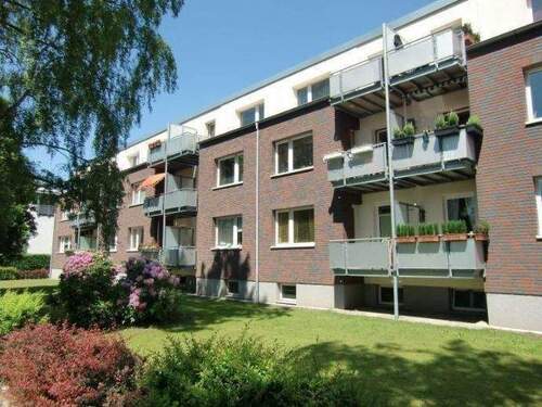 Ansicht vorne - Frisch sanierte 2-Zi.-Whg. mit sonnigem Balkon in der Nähe vom Kupferteich