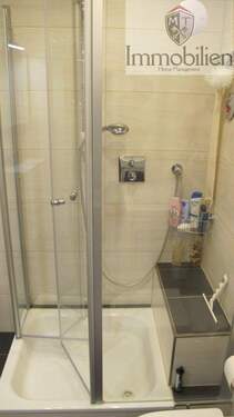 Badezimmer mit Dusche aus 2020 - 