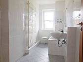 Musterbild Bad mit Wanne - Etagenwohnung mit 50,40 m&sup2; in Riesa zur Miete