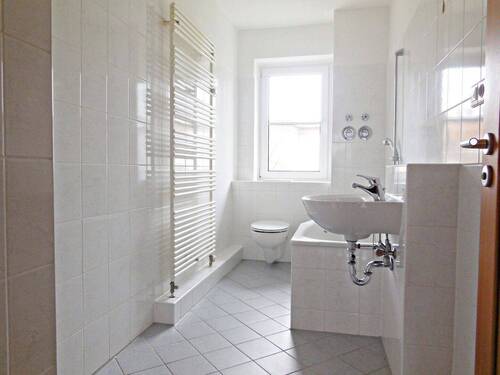 Musterbild Bad mit Wanne - Etagenwohnung mit 50,40 m&sup2; in Riesa zur Miete