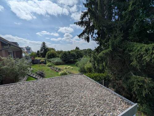 Blick aus dem Obergeschoss - *** Terrassenwohnung mit eigenem Eingang, Garage, großem Garten + unverbaubarem Blick ins Grüne ***