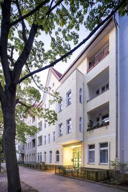 Fassade - Grün wohnen in Reinickendorf - 2-Zimmer-Altbau mit Südbalkon, vermietet mit Option zur Eigennutzung!