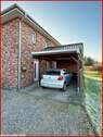 Eingangsbereich mit angrenzendem Carport - 