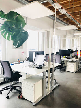 Fester Schreibtisch im Coworkingspace - Fester Schreibtisch im hellen Coworking nahe BER - flexibel, inkl.