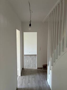 Flur mit Treppe - 3 Zimmer Etagenwohnung zur Miete in Salzgitter