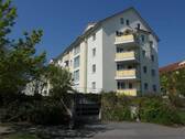 Hausansicht - IDEAL FÜR JUNG UND ALT - Gemütliche 2-Zimmer-Wohnung mit EBK, Balkon und Fahrstuhl