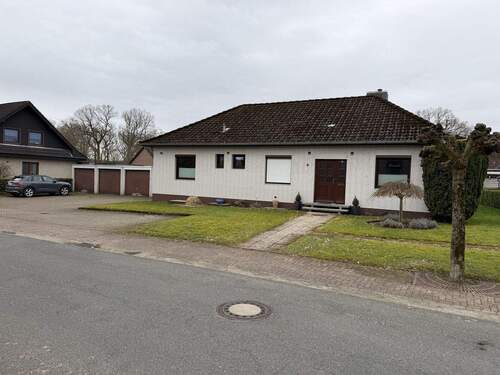 Herzlich Willkommen - Komfortables Wohnen auf ebener Erde! Modernisierter Bungalow mit 4 Garagen in bevorzugter Lage von Cadenberge.