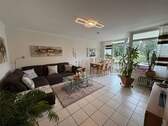 Wohnzimmer 2 - Moderne 3 Zimmerwohnung in gepflegtem Mehrfamilienhaus Nähe Pahlkebad