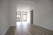 Wohnzimmer_Blick zum Balkon - 