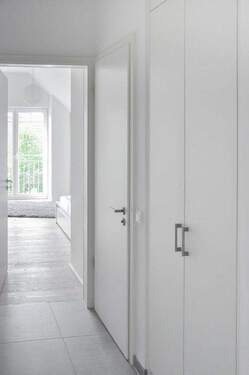 Flur mit Einbauschränken - Etagenwohnung mit 58,00 m² in München Forstenried zum Kaufen