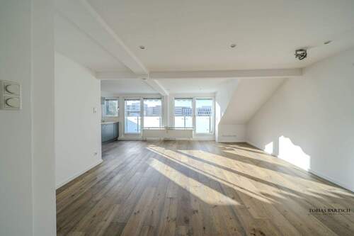 offene Wohnküche mit Balkon (Wohung rechts) - 6 Zimmer Etagenwohnung in Düsseldorf