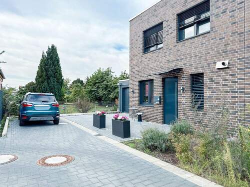 Stellplatz _ Außenansicht - 4 Zimmer Doppelhaushälfte in Laatzen
