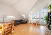 Wohnzimmer - AIGNER - Lichtdurchflutete 3-Zimmer-Dachgeschosswohnung mit Südbalkon in Neukeferloh