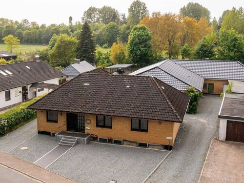 Frontansicht aus der Luft - 4 Zimmer Bungalow zum Kaufen in Eggebek