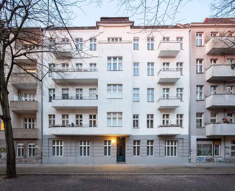 Fassade - Altbautraum im begehrten Weserkiez: große 3-Zi.-Wohnung mit Balkon und Perspektive auf Eigennutzung!