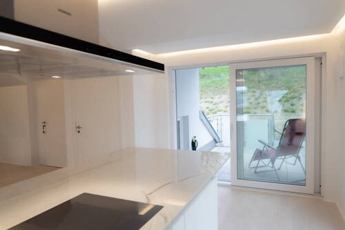 Blick Richtung Balkon und Gartenanteil - 2 Zimmer Etagenwohnung in Oberboihingen